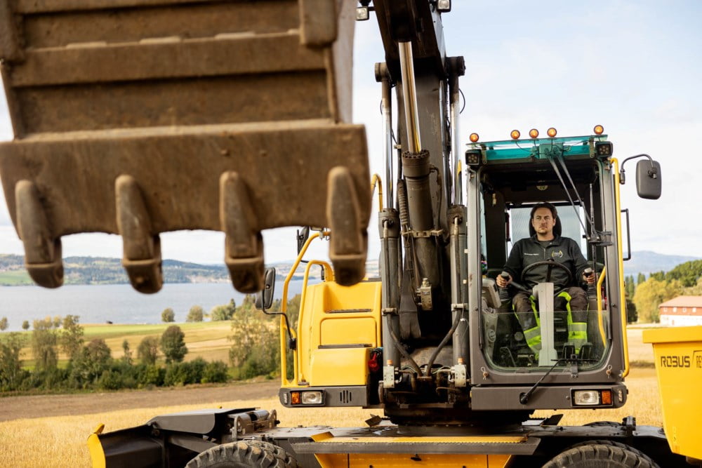 Gravemaskinfører på en åker