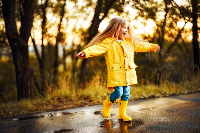 Jente i gul regnfrakk 